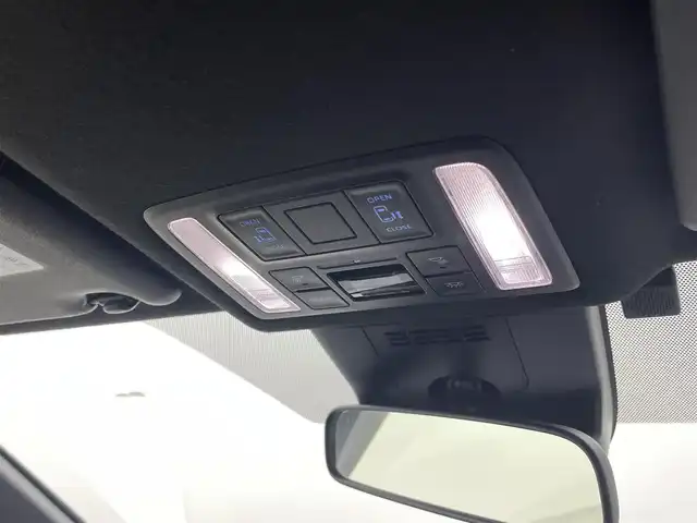 トヨタ ヴォクシー ハイブリッド S－Z 福井県 2024(令6)年 0.8万km アティチュードブラックマイカ 純正ディスプレイナビ/Bluetooth/USB/Miracast/AM/FM/バックカメラ/トヨタセーフティセンス/・プリクラッシュセーフティ/・レーントレーシングアシスト/・レーンディパーチャーアラート/・レーダークルーズコントロール/・アダプティブハイビームシステム／オートマチックハイビーム/・ロードサインアシスト：標識の見逃し防止をサポート/・ドライバー異常時対応システム/・プロアクティブドライビングアシスト/・発進遅れ告知機能/・緊急時操舵支援（アクティブ操舵機能付）/両側パワースライドドア/レーダークルーズコントロール/LEDオートライト/オートマチックハイビーム/ハーフレザーシート/シートヒーター/コーナーセンサー/スマートキー