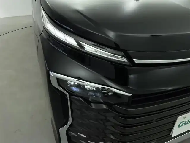 トヨタ ヴォクシー ハイブリッド S－Z 福井県 2024(令6)年 0.8万km アティチュードブラックマイカ 純正ディスプレイナビ/Bluetooth/USB/Miracast/AM/FM/バックカメラ/トヨタセーフティセンス/・プリクラッシュセーフティ/・レーントレーシングアシスト/・レーンディパーチャーアラート/・レーダークルーズコントロール/・アダプティブハイビームシステム／オートマチックハイビーム/・ロードサインアシスト：標識の見逃し防止をサポート/・ドライバー異常時対応システム/・プロアクティブドライビングアシスト/・発進遅れ告知機能/・緊急時操舵支援（アクティブ操舵機能付）/両側パワースライドドア/レーダークルーズコントロール/LEDオートライト/オートマチックハイビーム/ハーフレザーシート/シートヒーター/コーナーセンサー/スマートキー