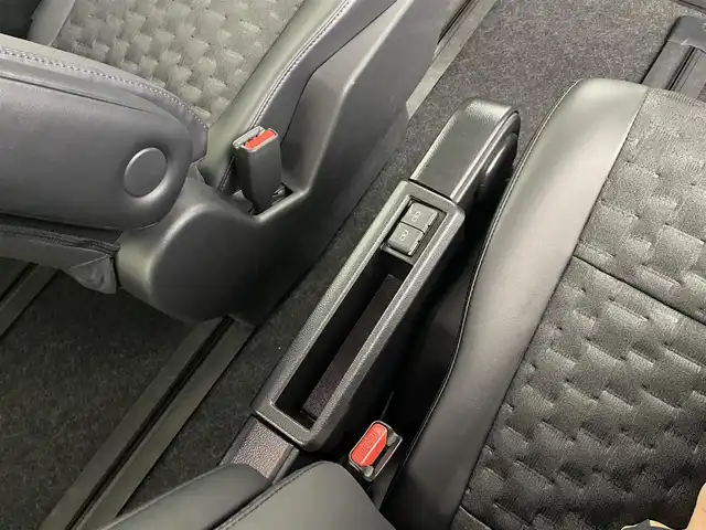 トヨタ ヴォクシー ハイブリッド S－Z 福井県 2024(令6)年 0.8万km アティチュードブラックマイカ 純正ディスプレイナビ/Bluetooth/USB/Miracast/AM/FM/バックカメラ/トヨタセーフティセンス/・プリクラッシュセーフティ/・レーントレーシングアシスト/・レーンディパーチャーアラート/・レーダークルーズコントロール/・アダプティブハイビームシステム／オートマチックハイビーム/・ロードサインアシスト：標識の見逃し防止をサポート/・ドライバー異常時対応システム/・プロアクティブドライビングアシスト/・発進遅れ告知機能/・緊急時操舵支援（アクティブ操舵機能付）/両側パワースライドドア/レーダークルーズコントロール/LEDオートライト/オートマチックハイビーム/ハーフレザーシート/シートヒーター/コーナーセンサー/スマートキー