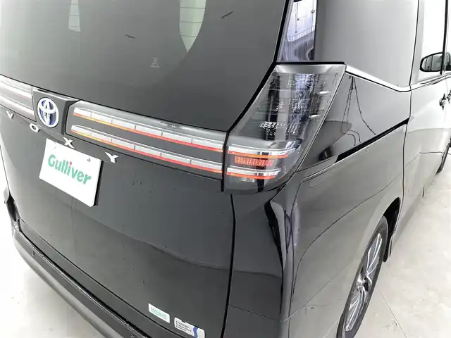 トヨタ ヴォクシー ハイブリッド S－Z 福井県 2024(令6)年 0.8万km アティチュードブラックマイカ 純正ディスプレイナビ/Bluetooth/USB/Miracast/AM/FM/バックカメラ/トヨタセーフティセンス/・プリクラッシュセーフティ/・レーントレーシングアシスト/・レーンディパーチャーアラート/・レーダークルーズコントロール/・アダプティブハイビームシステム／オートマチックハイビーム/・ロードサインアシスト：標識の見逃し防止をサポート/・ドライバー異常時対応システム/・プロアクティブドライビングアシスト/・発進遅れ告知機能/・緊急時操舵支援（アクティブ操舵機能付）/両側パワースライドドア/レーダークルーズコントロール/LEDオートライト/オートマチックハイビーム/ハーフレザーシート/シートヒーター/コーナーセンサー/スマートキー