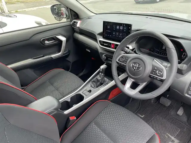トヨタ ライズ Z 福岡県 2024(令6)年 0.4万km グレー ９型ディスプレイオーディオ　/ＡｐｐｌｅＣａｒｐｌａｙ　/バックカメラ　/シートヒーター　/ドラレコ　/ＥＴＣ　/ＴＶ　/ＢＴ　/ＨＤＭＩ　/ＵＳＢ　/クルコン　/ＨＯＬＤボタン　/電動パーキングブレーキ　/フォグランプ/横滑り防止/プリクラッシュ/アイドリングストップ/純正マット/ドアバイザー