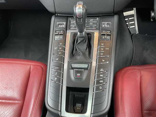 ポルシェ マカン GTS 鹿児島県 2016(平28)年 6.9万km グレー 禁煙車/サンルーフ/純正ナビ/4WD/パドルシフト/クルーズコントロール/バックカメラ/ETC/USB入力端子/電動リアゲート/パワーシート/レザーシート/純正20インチアルミホイール/ダウンヒルアシストコントロール/横滑り防止装置/レーンキープアシスト