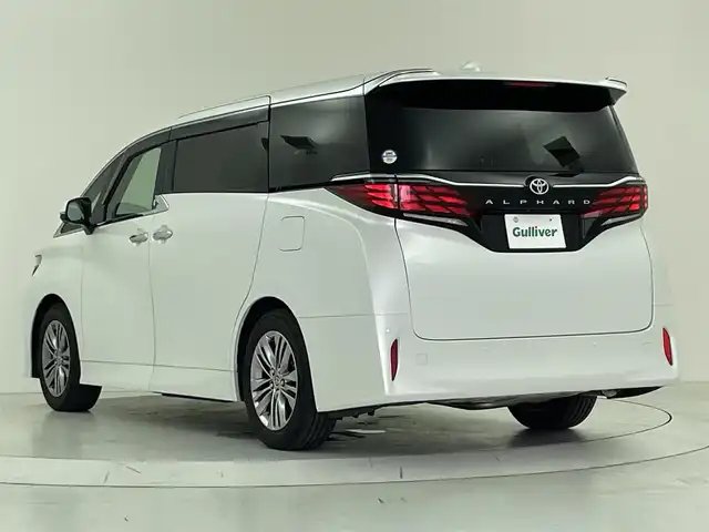 トヨタ アルファード Z 大阪府 2023(令5)年 0.2万km プラチナホワイトパールマイカ トヨタセーフティセンス/　・プリクラッシュセーフティ/　・レーントレーシングアシスト/　・レーダークルーズコントロール/　・レーンディパーチャーアラート/　・オートマチックハイビーム/　・ロードサインアシスト/　・先行車発進アラーム/　・プロアクティブドライビングアシスト/　・フロントクロストラフィックアラート/　・レーンチェンジアシスト/駐車時支援機能/　・リアクロストラフィックアラート/　・パーキングブレーキサポート/　・クリアランスソナー/　・バックソナー/トヨタチームメイト/　・アドバンストパーク/　・アドバンストドライブ/純正14インチディスプレイオーディオ/　Bluetooth/AppleCarPlay/フルセグTV/ワイヤレス充電器/ユニバーサルステップ/スーパーロングオーバーヘッドコンソール/パノラミックビューモニター/バックカメラ/フロントカメラ/HDMI入力端子/USB入力端子/レザーシート/全席シートヒーター/全席エアシート/全席パワーシート/運転席ポジションメモリー/本革巻きステアリング/ステアリングヒーター/ブラインドスポットミニター/ビルトインETC2.0