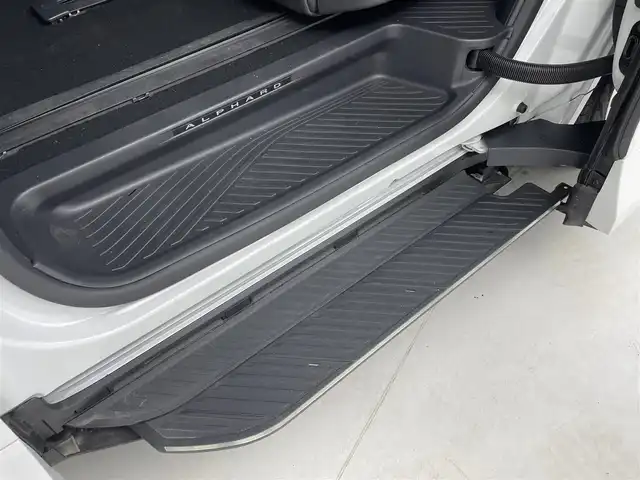 トヨタ アルファード Z 大阪府 2023(令5)年 0.2万km プラチナホワイトパールマイカ トヨタセーフティセンス/　・プリクラッシュセーフティ/　・レーントレーシングアシスト/　・レーダークルーズコントロール/　・レーンディパーチャーアラート/　・オートマチックハイビーム/　・ロードサインアシスト/　・先行車発進アラーム/　・プロアクティブドライビングアシスト/　・フロントクロストラフィックアラート/　・レーンチェンジアシスト/駐車時支援機能/　・リアクロストラフィックアラート/　・パーキングブレーキサポート/　・クリアランスソナー/　・バックソナー/トヨタチームメイト/　・アドバンストパーク/　・アドバンストドライブ/純正14インチディスプレイオーディオ/　Bluetooth/AppleCarPlay/フルセグTV/ワイヤレス充電器/ユニバーサルステップ/スーパーロングオーバーヘッドコンソール/パノラミックビューモニター/バックカメラ/フロントカメラ/HDMI入力端子/USB入力端子/レザーシート/全席シートヒーター/全席エアシート/全席パワーシート/運転席ポジションメモリー/本革巻きステアリング/ステアリングヒーター/ブラインドスポットミニター/ビルトインETC2.0