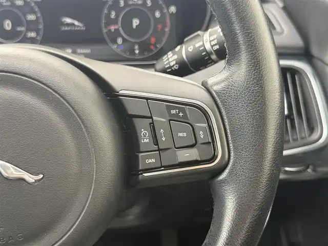ジャガー Ｅペース 愛知県 2018(平30)年 4.9万km イタリアンレーシングレッド /正規ディーラー車//禁煙車//AWD//10.2インチタッチスクリーンナビ//フルセグ/USB/Bluetooth/SOSコール//サラウンドカメラ//ETC2.0//前後ドライブレコーダー//純正19インチAW//アクティブドライブライン//オールサーフィスプログレスコントロール//ロートラクションローンチ//シャーシダイナミクス//コンフィギュラブルダイナミクス//DSC//衝突軽減ブレーキ//レーンキープアシスト//レーダークルーズコントロール//運転者疲労警告//ブラインドスポットアシスト//パーキングエイド//パワーリアゲート//LEDオートヘッドライト//フロント・リアフォグランプ//MTモード付きAT//スピードリミッター//アイドリングストップ//プッシュスタート//スペアスマートキー//オートリトラクタブルウィンカーミラー//革巻きステアリング//ステアリモコン//チルト＆テレスコピックステアリング//トノカバー//純正フロアマット//シートリフター//保証書//取扱説明書//ディーラー点検整備記録簿R1.2.3.4.5