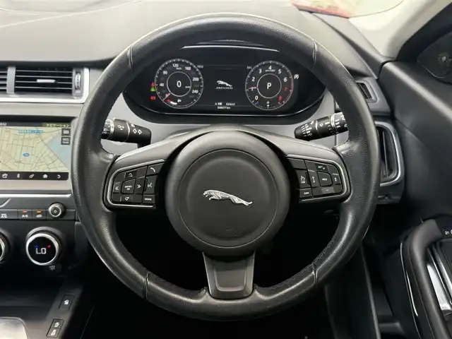 ジャガー Ｅペース 愛知県 2018(平30)年 4.9万km イタリアンレーシングレッド /正規ディーラー車//禁煙車//AWD//10.2インチタッチスクリーンナビ//フルセグ/USB/Bluetooth/SOSコール//サラウンドカメラ//ETC2.0//前後ドライブレコーダー//純正19インチAW//アクティブドライブライン//オールサーフィスプログレスコントロール//ロートラクションローンチ//シャーシダイナミクス//コンフィギュラブルダイナミクス//DSC//衝突軽減ブレーキ//レーンキープアシスト//レーダークルーズコントロール//運転者疲労警告//ブラインドスポットアシスト//パーキングエイド//パワーリアゲート//LEDオートヘッドライト//フロント・リアフォグランプ//MTモード付きAT//スピードリミッター//アイドリングストップ//プッシュスタート//スペアスマートキー//オートリトラクタブルウィンカーミラー//革巻きステアリング//ステアリモコン//チルト＆テレスコピックステアリング//トノカバー//純正フロアマット//シートリフター//保証書//取扱説明書//ディーラー点検整備記録簿R1.2.3.4.5