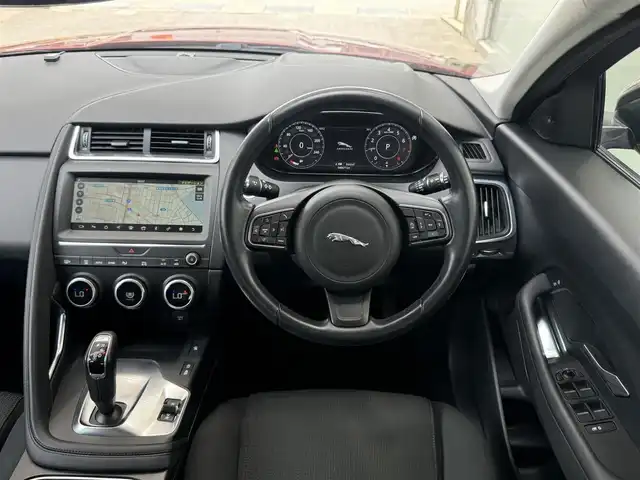ジャガー Ｅペース 愛知県 2018(平30)年 4.9万km イタリアンレーシングレッド /正規ディーラー車//禁煙車//AWD//10.2インチタッチスクリーンナビ//フルセグ/USB/Bluetooth/SOSコール//サラウンドカメラ//ETC2.0//前後ドライブレコーダー//純正19インチAW//アクティブドライブライン//オールサーフィスプログレスコントロール//ロートラクションローンチ//シャーシダイナミクス//コンフィギュラブルダイナミクス//DSC//衝突軽減ブレーキ//レーンキープアシスト//レーダークルーズコントロール//運転者疲労警告//ブラインドスポットアシスト//パーキングエイド//パワーリアゲート//LEDオートヘッドライト//フロント・リアフォグランプ//MTモード付きAT//スピードリミッター//アイドリングストップ//プッシュスタート//スペアスマートキー//オートリトラクタブルウィンカーミラー//革巻きステアリング//ステアリモコン//チルト＆テレスコピックステアリング//トノカバー//純正フロアマット//シートリフター//保証書//取扱説明書//ディーラー点検整備記録簿R1.2.3.4.5