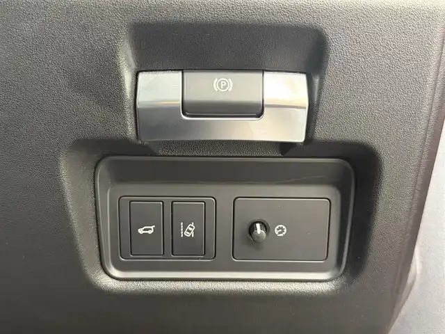 ジャガー Ｅペース 愛知県 2018(平30)年 4.9万km イタリアンレーシングレッド /正規ディーラー車//禁煙車//AWD//10.2インチタッチスクリーンナビ//フルセグ/USB/Bluetooth/SOSコール//サラウンドカメラ//ETC2.0//前後ドライブレコーダー//純正19インチAW//アクティブドライブライン//オールサーフィスプログレスコントロール//ロートラクションローンチ//シャーシダイナミクス//コンフィギュラブルダイナミクス//DSC//衝突軽減ブレーキ//レーンキープアシスト//レーダークルーズコントロール//運転者疲労警告//ブラインドスポットアシスト//パーキングエイド//パワーリアゲート//LEDオートヘッドライト//フロント・リアフォグランプ//MTモード付きAT//スピードリミッター//アイドリングストップ//プッシュスタート//スペアスマートキー//オートリトラクタブルウィンカーミラー//革巻きステアリング//ステアリモコン//チルト＆テレスコピックステアリング//トノカバー//純正フロアマット//シートリフター//保証書//取扱説明書//ディーラー点検整備記録簿R1.2.3.4.5