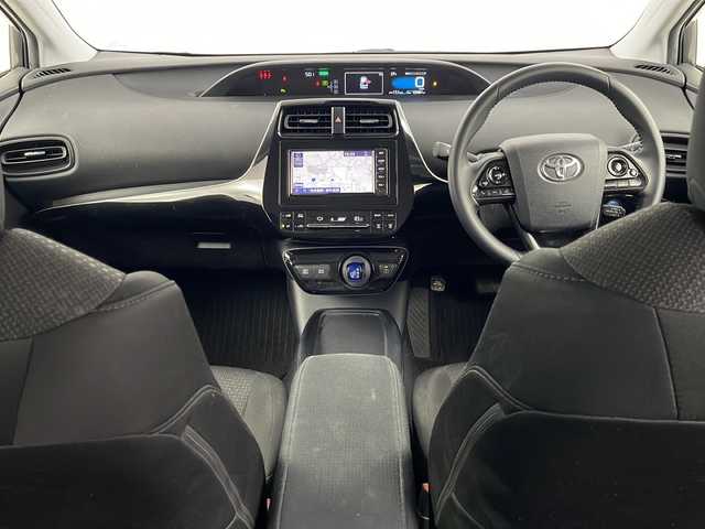 トヨタ プリウス S 埼玉県 2020(令2)年 4.3万km グレーメタリック 純正ナビ（NSLN-W68）/（AM・FM・Bluetooth）/ビルトインETC/バックカメラ/クルーズコントロール/先行車発進お知らせ機能/レーンキープアシスト/コーナーセンサー/横滑り防止装置/盗難防止装置/オートハイビーム/プッシュスタート/LEDヘッドライト/スマートキーｘ２/純正フロアマット/純正ドアバイザー/ウィンカーミラー/革巻きハンドル