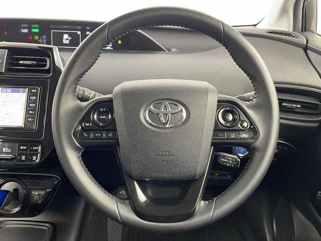 トヨタ プリウス S 埼玉県 2020(令2)年 4.3万km グレーメタリック 純正ナビ（NSLN-W68）/（AM・FM・Bluetooth）/ビルトインETC/バックカメラ/クルーズコントロール/先行車発進お知らせ機能/レーンキープアシスト/コーナーセンサー/横滑り防止装置/盗難防止装置/オートハイビーム/プッシュスタート/LEDヘッドライト/スマートキーｘ２/純正フロアマット/純正ドアバイザー/ウィンカーミラー/革巻きハンドル