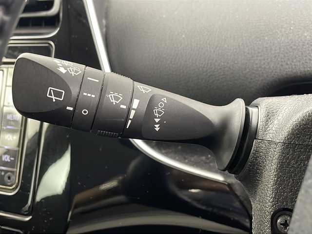 トヨタ プリウス S 埼玉県 2020(令2)年 4.3万km グレーメタリック 純正ナビ（NSLN-W68）/（AM・FM・Bluetooth）/ビルトインETC/バックカメラ/クルーズコントロール/先行車発進お知らせ機能/レーンキープアシスト/コーナーセンサー/横滑り防止装置/盗難防止装置/オートハイビーム/プッシュスタート/LEDヘッドライト/スマートキーｘ２/純正フロアマット/純正ドアバイザー/ウィンカーミラー/革巻きハンドル
