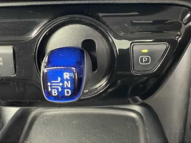 トヨタ プリウス S 埼玉県 2020(令2)年 4.3万km グレーメタリック 純正ナビ（NSLN-W68）/（AM・FM・Bluetooth）/ビルトインETC/バックカメラ/クルーズコントロール/先行車発進お知らせ機能/レーンキープアシスト/コーナーセンサー/横滑り防止装置/盗難防止装置/オートハイビーム/プッシュスタート/LEDヘッドライト/スマートキーｘ２/純正フロアマット/純正ドアバイザー/ウィンカーミラー/革巻きハンドル