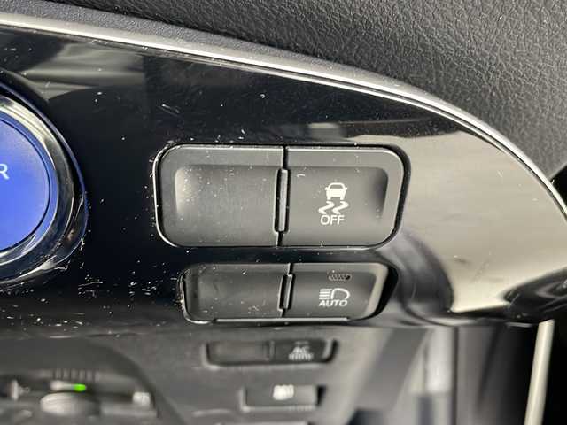 トヨタ プリウス S 埼玉県 2020(令2)年 4.3万km グレーメタリック 純正ナビ（NSLN-W68）/（AM・FM・Bluetooth）/ビルトインETC/バックカメラ/クルーズコントロール/先行車発進お知らせ機能/レーンキープアシスト/コーナーセンサー/横滑り防止装置/盗難防止装置/オートハイビーム/プッシュスタート/LEDヘッドライト/スマートキーｘ２/純正フロアマット/純正ドアバイザー/ウィンカーミラー/革巻きハンドル