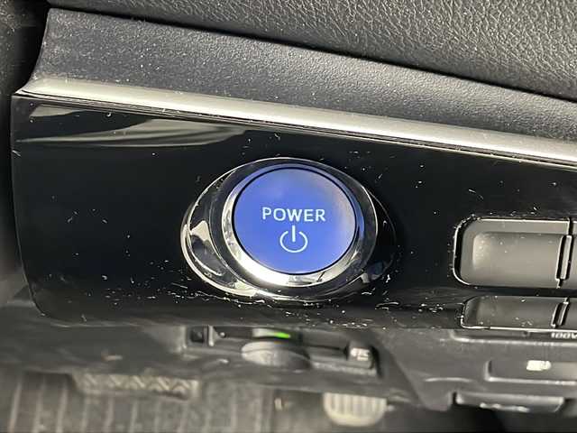 トヨタ プリウス S 埼玉県 2020(令2)年 4.3万km グレーメタリック 純正ナビ（NSLN-W68）/（AM・FM・Bluetooth）/ビルトインETC/バックカメラ/クルーズコントロール/先行車発進お知らせ機能/レーンキープアシスト/コーナーセンサー/横滑り防止装置/盗難防止装置/オートハイビーム/プッシュスタート/LEDヘッドライト/スマートキーｘ２/純正フロアマット/純正ドアバイザー/ウィンカーミラー/革巻きハンドル