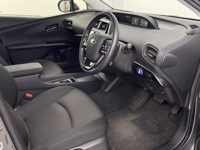 トヨタ プリウス S 埼玉県 2020(令2)年 4.3万km グレーメタリック 純正ナビ（NSLN-W68）/（AM・FM・Bluetooth）/ビルトインETC/バックカメラ/クルーズコントロール/先行車発進お知らせ機能/レーンキープアシスト/コーナーセンサー/横滑り防止装置/盗難防止装置/オートハイビーム/プッシュスタート/LEDヘッドライト/スマートキーｘ２/純正フロアマット/純正ドアバイザー/ウィンカーミラー/革巻きハンドル