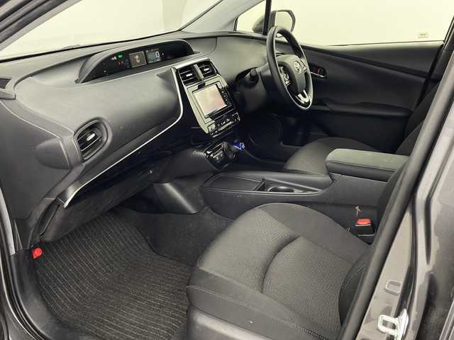 トヨタ プリウス S 埼玉県 2020(令2)年 4.3万km グレーメタリック 純正ナビ（NSLN-W68）/（AM・FM・Bluetooth）/ビルトインETC/バックカメラ/クルーズコントロール/先行車発進お知らせ機能/レーンキープアシスト/コーナーセンサー/横滑り防止装置/盗難防止装置/オートハイビーム/プッシュスタート/LEDヘッドライト/スマートキーｘ２/純正フロアマット/純正ドアバイザー/ウィンカーミラー/革巻きハンドル