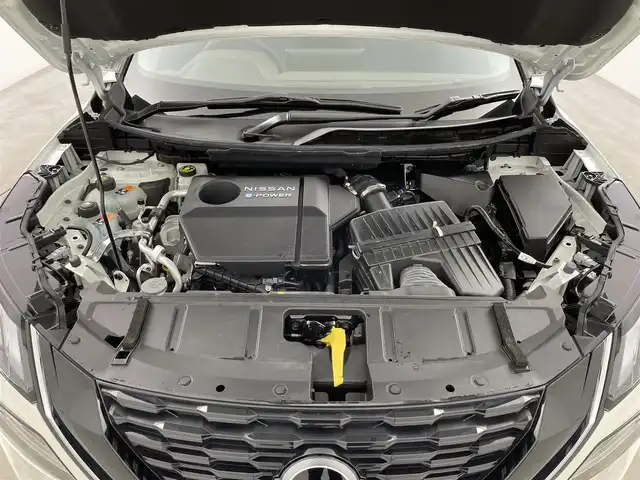 日産 エクストレイル X e－4ORCE 大分県 2024(令6)年 0.5万km ブリリアントホワイトパール 4WD/プロパイロット/純正12インチナビ/全方位カメラ/ステアリングスイッチ/ブラインドスポットモニター/シートヒーター/デジタルインナーミラー/LEDヘッドライト/ビルトインETC2.0/純正１８インチAW/純正フロアマット/スペアキー×1/保証書/取扱説明書