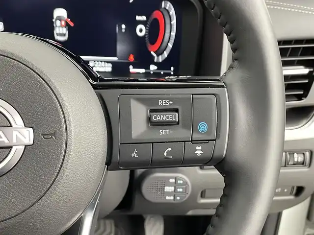 日産 エクストレイル X e－4ORCE 大分県 2024(令6)年 0.5万km ブリリアントホワイトパール 4WD/プロパイロット/純正12インチナビ/全方位カメラ/ステアリングスイッチ/ブラインドスポットモニター/シートヒーター/デジタルインナーミラー/LEDヘッドライト/ビルトインETC2.0/純正１８インチAW/純正フロアマット/スペアキー×1/保証書/取扱説明書