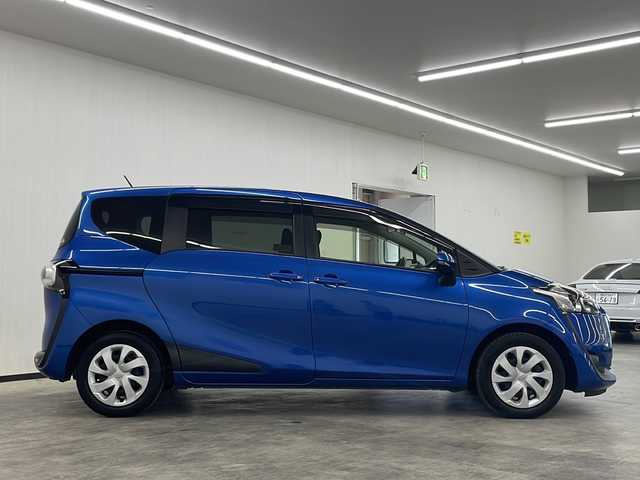 トヨタ シエンタ G 長崎県 2017(平29)年 7.2万km コバルトブルーメタリック 禁煙車/社外メモリナビ/(DVD/フルセグTV/Bluetooth/)/バックカメラ/ビルトインETC/純正ヘッドランプ/ハロゲンライト/両側パワースライドドア/前後ドライブレコーダー/純正フロアマット/横滑り防止機能/スマートキー/三列シート/取説