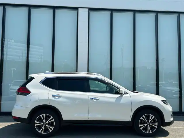 日産 エクストレイル 20X 大阪府 2018(平30)年 6.1万km ブリリアントホワイトパール 純正９インチナビ/   フルセグTV/CD/DVD/Bluetooth/バックモニター/衝突軽減ブレーキ/横滑り防止装置/コーナーセンサー/電動リアゲート/アイドリングストップ/オートマチックハイビーム/前方ドライブレコーダー/純正18インチアルミホイール/ルーフレール/純正フロアマット/プッシュスタート/スマートキー/ＥＴＣ　/ＬＥＤ/禁煙車