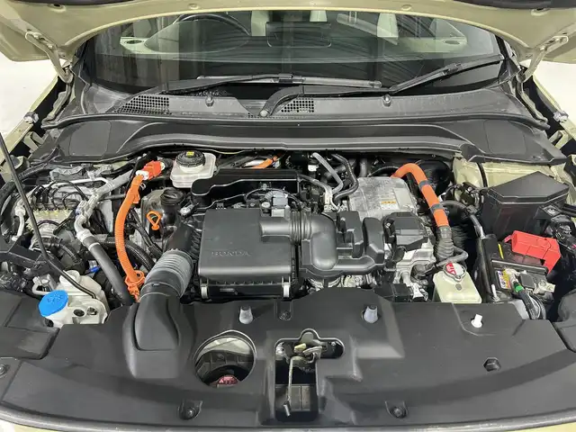 ホンダ ヴェゼル ハイブリッド e:HEV PLaY 佐賀県 2022(令4)年 2.1万km サンドカーキパール ホンダコネクトディスプレイ＜ナビ機能有＞/パノラマルーフ/寒冷地仕様/置くだけ充電/ステアリングヒーター/コンビシート/シートヒーター＜運転席/助手席＞/ETC2.0車載器/パワーバックドア/ホンダセンシング/ 衝突軽減ブレーキ（CMBS）/ 誤発進抑制機能/ 後方誤発進抑制機能/ 近距離衝突軽減ブレーキ/ 歩行者事故低減ステアリング/ 路外逸脱抑制機能/ 渋滞追従機能付アダプティブクルーズコントロール（ACC）/ 車線維持支援システム（LKAS）/ トラフィックジャムアシスト（渋滞運転支援機能）/ 先行車発進お知らせ機能/ 標識認識機能/ オートハイビーム/ パーキングセンサーシステム/ 急アクセル抑制機能4/ アダプティブドライビングビーム/ ブラインドスポットインフォメーション/ 後退出庫サポート