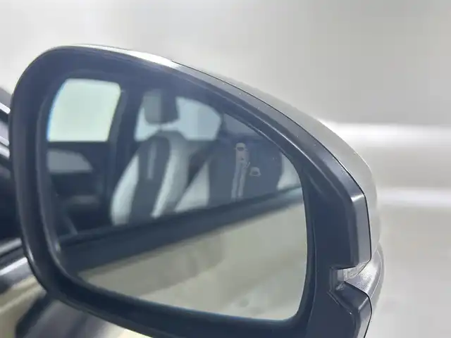 ホンダ ヴェゼル ハイブリッド e:HEV PLaY 佐賀県 2022(令4)年 2.1万km サンドカーキパール ホンダコネクトディスプレイ＜ナビ機能有＞/パノラマルーフ/寒冷地仕様/置くだけ充電/ステアリングヒーター/コンビシート/シートヒーター＜運転席/助手席＞/ETC2.0車載器/パワーバックドア/ホンダセンシング/ 衝突軽減ブレーキ（CMBS）/ 誤発進抑制機能/ 後方誤発進抑制機能/ 近距離衝突軽減ブレーキ/ 歩行者事故低減ステアリング/ 路外逸脱抑制機能/ 渋滞追従機能付アダプティブクルーズコントロール（ACC）/ 車線維持支援システム（LKAS）/ トラフィックジャムアシスト（渋滞運転支援機能）/ 先行車発進お知らせ機能/ 標識認識機能/ オートハイビーム/ パーキングセンサーシステム/ 急アクセル抑制機能4/ アダプティブドライビングビーム/ ブラインドスポットインフォメーション/ 後退出庫サポート