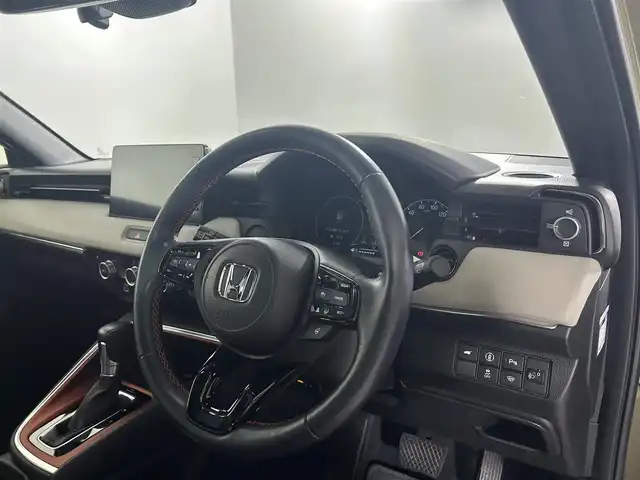 ホンダ ヴェゼル ハイブリッド e:HEV PLaY 佐賀県 2022(令4)年 2.1万km サンドカーキパール ホンダコネクトディスプレイ＜ナビ機能有＞/パノラマルーフ/寒冷地仕様/置くだけ充電/ステアリングヒーター/コンビシート/シートヒーター＜運転席/助手席＞/ETC2.0車載器/パワーバックドア/ホンダセンシング/ 衝突軽減ブレーキ（CMBS）/ 誤発進抑制機能/ 後方誤発進抑制機能/ 近距離衝突軽減ブレーキ/ 歩行者事故低減ステアリング/ 路外逸脱抑制機能/ 渋滞追従機能付アダプティブクルーズコントロール（ACC）/ 車線維持支援システム（LKAS）/ トラフィックジャムアシスト（渋滞運転支援機能）/ 先行車発進お知らせ機能/ 標識認識機能/ オートハイビーム/ パーキングセンサーシステム/ 急アクセル抑制機能4/ アダプティブドライビングビーム/ ブラインドスポットインフォメーション/ 後退出庫サポート