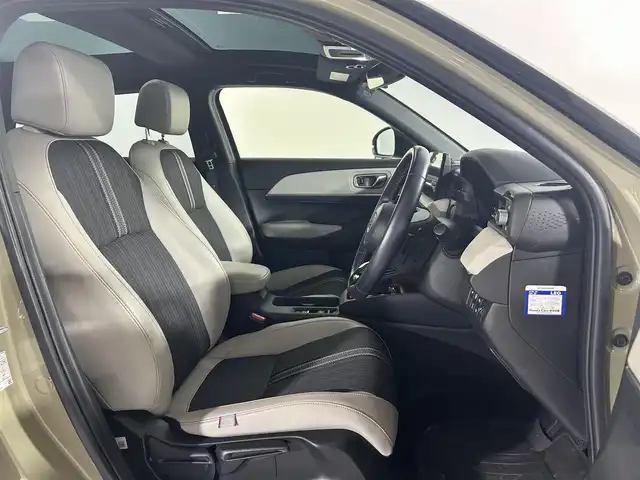 ホンダ ヴェゼル ハイブリッド e:HEV PLaY 佐賀県 2022(令4)年 2.1万km サンドカーキパール ホンダコネクトディスプレイ＜ナビ機能有＞/パノラマルーフ/寒冷地仕様/置くだけ充電/ステアリングヒーター/コンビシート/シートヒーター＜運転席/助手席＞/ETC2.0車載器/パワーバックドア/ホンダセンシング/ 衝突軽減ブレーキ（CMBS）/ 誤発進抑制機能/ 後方誤発進抑制機能/ 近距離衝突軽減ブレーキ/ 歩行者事故低減ステアリング/ 路外逸脱抑制機能/ 渋滞追従機能付アダプティブクルーズコントロール（ACC）/ 車線維持支援システム（LKAS）/ トラフィックジャムアシスト（渋滞運転支援機能）/ 先行車発進お知らせ機能/ 標識認識機能/ オートハイビーム/ パーキングセンサーシステム/ 急アクセル抑制機能4/ アダプティブドライビングビーム/ ブラインドスポットインフォメーション/ 後退出庫サポート
