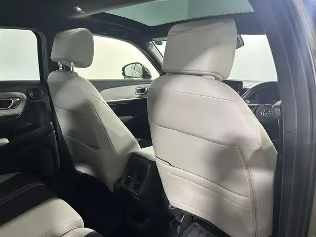 ホンダ ヴェゼル ハイブリッド e:HEV PLaY 佐賀県 2022(令4)年 2.1万km サンドカーキパール ホンダコネクトディスプレイ＜ナビ機能有＞/パノラマルーフ/寒冷地仕様/置くだけ充電/ステアリングヒーター/コンビシート/シートヒーター＜運転席/助手席＞/ETC2.0車載器/パワーバックドア/ホンダセンシング/ 衝突軽減ブレーキ（CMBS）/ 誤発進抑制機能/ 後方誤発進抑制機能/ 近距離衝突軽減ブレーキ/ 歩行者事故低減ステアリング/ 路外逸脱抑制機能/ 渋滞追従機能付アダプティブクルーズコントロール（ACC）/ 車線維持支援システム（LKAS）/ トラフィックジャムアシスト（渋滞運転支援機能）/ 先行車発進お知らせ機能/ 標識認識機能/ オートハイビーム/ パーキングセンサーシステム/ 急アクセル抑制機能4/ アダプティブドライビングビーム/ ブラインドスポットインフォメーション/ 後退出庫サポート