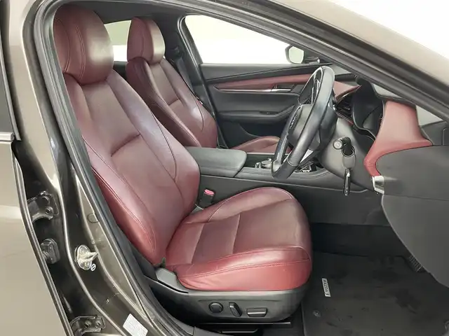 マツダ マツダ３ファストバック 20S バーガンディセレクション 愛知県 2019(令1)年 5.8万km チタニウムフラッシュマイカ 純正８．８型ディスプレイオーディオ　フルセグＴＶ　ＨＤＭＩ　アラウンドビューモニター　赤革　レーダークルコン　シートヒーター　ステアリングヒーター　ドラレコ　ＢＳＭ　ＨＵＤ　ＬＥＤオートライト　禁煙車