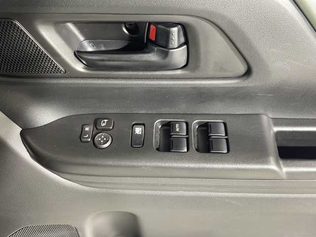 スズキ スペーシア ギア HYBRID XZ 沖縄県 2024(令6)年 0.7万km ベージュⅡ 禁煙車/県外仕入れ/社外ナビ/【CD/ワンセグTV/BT】/バックカメラ/両側パワースライドドア/ETC/後席サーキュレーター/衝突被害軽減システム/レーンキープアシスト/レーダークルーズコントロール/１４インチ純正アルミ/LEDヘッドライト/スマートキー