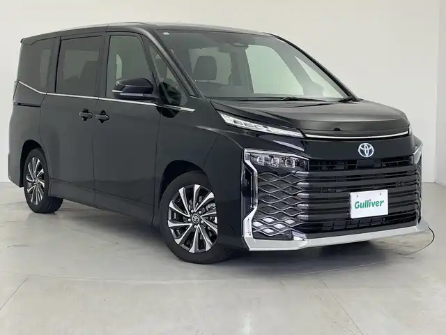 トヨタ ヴォクシー ハイブリッド S－Z 愛知県 2025(令7)年 0.1万km アティチュードブラックマイカ 純正１０．５型ディスプレイオーディオ/・Bluetooth/・CD/DVD/・フルセグテレビ/・HDMI/バックカメラ/快適利便パッケージ/・パワーバックドア/・後席シートヒーター/・オットマン/・電動リアゲート/・ハンズフリーデュアルパワースライドドア/衝突軽減ブレーキ/レーンキープアシスト/オートマチックハイビーム/ビルトインETC2.0/ハーフレザーシート/フロアマット