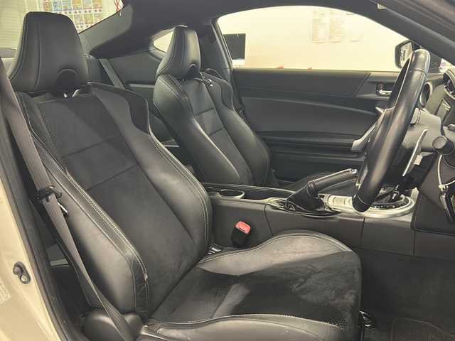 トヨタ ８６ GT リミテッド ブラックPKG 岐阜県 2019(平31)年 7万km クリスタルホワイトパール 純正ナビ/フルセグテレビ/Bluetooth/ETC/黒ハーフレザーシート/シートヒーター/クルーズコントロール/スマートキー/バックモニター/LEDライト/トランクスポイラー/プッシュスタート/純正フロアマット