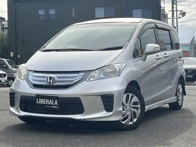 ホンダ フリード ハイブリット 静岡県 2013(平25)年 13.5万km シルバー ワンオーナー/片側パワースライドドア/オーディオ(WX-128CU)/(CD/iPod/AUX)/3列シート/ウォークスルー/キーレスキー/ETC/ドライブレコーダー/純正フロアマット/保証書/取説