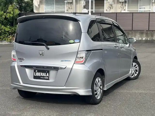 ホンダ フリード ハイブリット 静岡県 2013(平25)年 13.5万km シルバー ワンオーナー/片側パワースライドドア/オーディオ(WX-128CU)/(CD/iPod/AUX)/3列シート/ウォークスルー/キーレスキー/ETC/ドライブレコーダー/純正フロアマット/保証書/取説