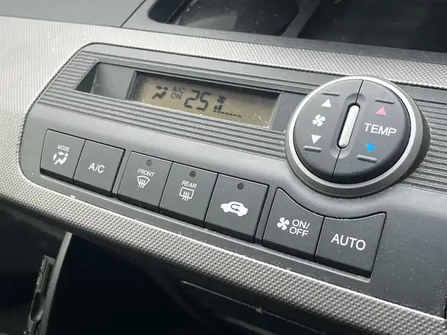 ホンダ フリード ハイブリット 静岡県 2013(平25)年 13.5万km シルバー ワンオーナー/片側パワースライドドア/オーディオ(WX-128CU)/(CD/iPod/AUX)/3列シート/ウォークスルー/キーレスキー/ETC/ドライブレコーダー/純正フロアマット/保証書/取説