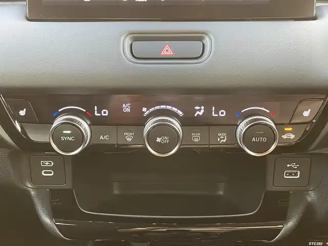 ホンダ ヴェゼル ハイブリッド e:HEV Z 滋賀県 2025(令7)年 0.8万km クリスタルブラックパール ワンオーナー/純正９型ナビ/・Bluetooth/フルセグ/バックカメラ/革巻きステアリング/ステアリングリモコン/パドルシフト/ステアリングヒーター/シートヒーター/ワイヤレス充電/パーキングブレーキ/シートリフター/オートリトラミラー/電動リアゲート/LEDヘッドライト/LEDフォグライト/ホンダセンシング/・衝突軽減ブレーキ警報距離/・ACC先行車検知音/・先行車発進お知らせ設定/・路外逸脱抑制システム/・レーンキープアシストシステム制御解除/・ブラインドスポットシステム設定/・標識認識機能表示/スマートキー
