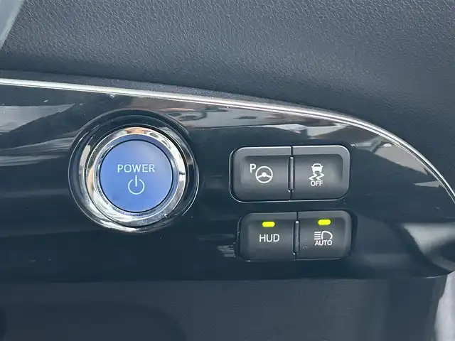 トヨタ プリウス A ツーリングセレクション 静岡県 2016(平28)年 4.5万km ホワイトパールクリスタルシャイン モデリスタエアロ/（フロント・サイド・リア）/純正9インチSDナビ/（AM/FM/BT/CD）/フルセグTV/バックカメラ/ヘッドアップディスプレイ/レーダークルーズコントロール/レザーシート/前席シートヒーター/ブラインドスポットモニター/前方ドライブレコーダー/横滑り防止装置/レーンキープアシスト/盗難防止装置/衝突被害軽減システム/前後コーナーセンサー/ビルトインETC/プッシュスタート/スマートキー/LEDヘッドライト/オートマチックハイビーム/純正17インチアルミホイール/純正フロアマット/保証書/取扱説明書