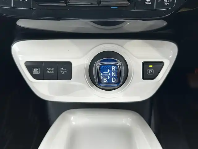 トヨタ プリウス A ツーリングセレクション 静岡県 2016(平28)年 4.5万km ホワイトパールクリスタルシャイン モデリスタエアロ/（フロント・サイド・リア）/純正9インチSDナビ/（AM/FM/BT/CD）/フルセグTV/バックカメラ/ヘッドアップディスプレイ/レーダークルーズコントロール/レザーシート/前席シートヒーター/ブラインドスポットモニター/前方ドライブレコーダー/横滑り防止装置/レーンキープアシスト/盗難防止装置/衝突被害軽減システム/前後コーナーセンサー/ビルトインETC/プッシュスタート/スマートキー/LEDヘッドライト/オートマチックハイビーム/純正17インチアルミホイール/純正フロアマット/保証書/取扱説明書