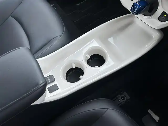 トヨタ プリウス A ツーリングセレクション 静岡県 2016(平28)年 4.5万km ホワイトパールクリスタルシャイン モデリスタエアロ/（フロント・サイド・リア）/純正9インチSDナビ/（AM/FM/BT/CD）/フルセグTV/バックカメラ/ヘッドアップディスプレイ/レーダークルーズコントロール/レザーシート/前席シートヒーター/ブラインドスポットモニター/前方ドライブレコーダー/横滑り防止装置/レーンキープアシスト/盗難防止装置/衝突被害軽減システム/前後コーナーセンサー/ビルトインETC/プッシュスタート/スマートキー/LEDヘッドライト/オートマチックハイビーム/純正17インチアルミホイール/純正フロアマット/保証書/取扱説明書