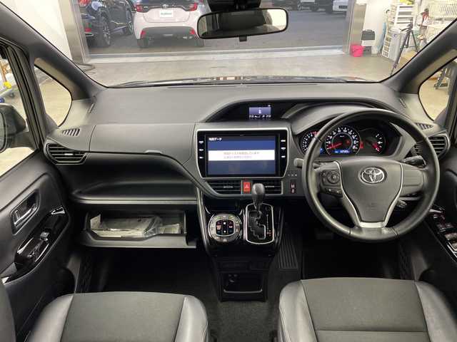 トヨタ ノア Si ダブルバイビー 兵庫県 2018(平30)年 6.3万km ブラック ・純正12インチリアフリップダウンモニター/・純正10インチナビ&TV&CD&DVD&SD&BT/・マルチインフォメーションディスプレイ/・バックカメラ/・クルーズコントロール/・両側パワースライドドア/・ビルトインETC/・前方ドライブレコーダー/・T-Connectナビ/・トヨタセーフティセンス/・プリクラッシュセーフティ/・レーンディパーチャーアラート/・アイドリングストップ/・ステアリングスイッチ/・プッシュスタート/・スマートキー/・スペアキー1本/・ハーフレザーシート/・助手席側シートバックテーブル/・純正ドアバイザー/・LEDヘッドライト/・LEDフォグランプ/・オートライト/・純正16インチホイール