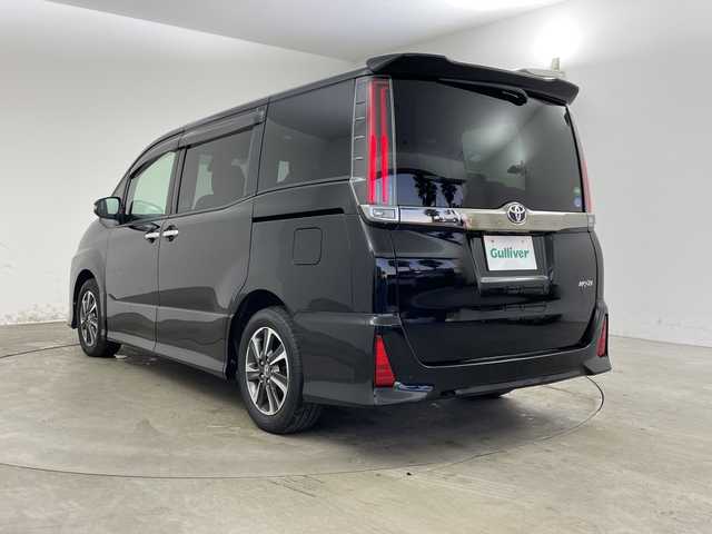 トヨタ ノア Si ダブルバイビー 兵庫県 2018(平30)年 6.3万km ブラック ・純正12インチリアフリップダウンモニター/・純正10インチナビ&TV&CD&DVD&SD&BT/・マルチインフォメーションディスプレイ/・バックカメラ/・クルーズコントロール/・両側パワースライドドア/・ビルトインETC/・前方ドライブレコーダー/・T-Connectナビ/・トヨタセーフティセンス/・プリクラッシュセーフティ/・レーンディパーチャーアラート/・アイドリングストップ/・ステアリングスイッチ/・プッシュスタート/・スマートキー/・スペアキー1本/・ハーフレザーシート/・助手席側シートバックテーブル/・純正ドアバイザー/・LEDヘッドライト/・LEDフォグランプ/・オートライト/・純正16インチホイール