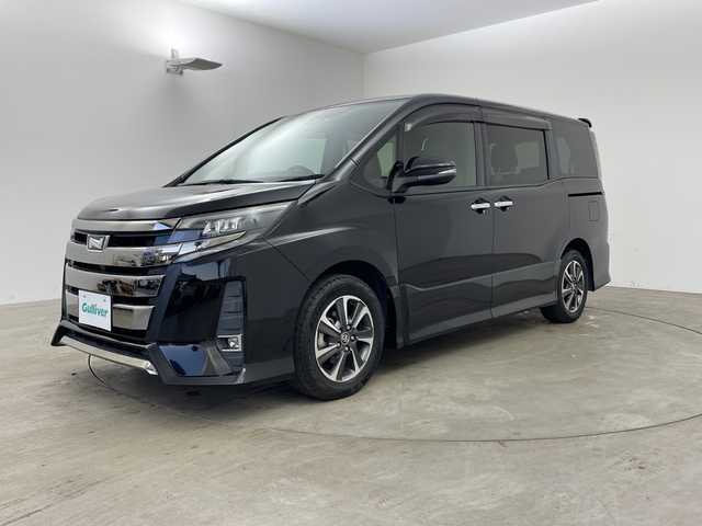 トヨタ ノア Si ダブルバイビー 兵庫県 2018(平30)年 6.3万km ブラック ・純正12インチリアフリップダウンモニター/・純正10インチナビ&TV&CD&DVD&SD&BT/・マルチインフォメーションディスプレイ/・バックカメラ/・クルーズコントロール/・両側パワースライドドア/・ビルトインETC/・前方ドライブレコーダー/・T-Connectナビ/・トヨタセーフティセンス/・プリクラッシュセーフティ/・レーンディパーチャーアラート/・アイドリングストップ/・ステアリングスイッチ/・プッシュスタート/・スマートキー/・スペアキー1本/・ハーフレザーシート/・助手席側シートバックテーブル/・純正ドアバイザー/・LEDヘッドライト/・LEDフォグランプ/・オートライト/・純正16インチホイール