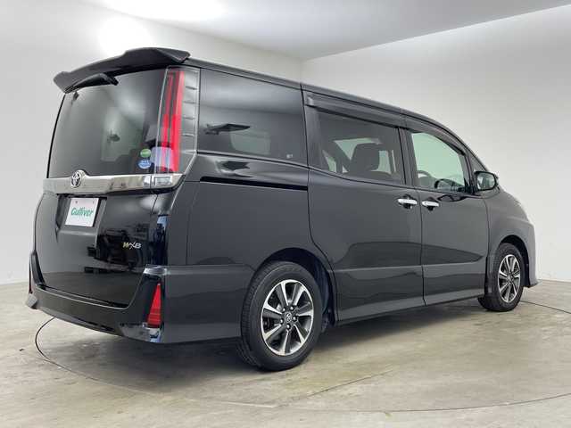 トヨタ ノア Si ダブルバイビー 兵庫県 2018(平30)年 6.3万km ブラック ・純正12インチリアフリップダウンモニター/・純正10インチナビ&TV&CD&DVD&SD&BT/・マルチインフォメーションディスプレイ/・バックカメラ/・クルーズコントロール/・両側パワースライドドア/・ビルトインETC/・前方ドライブレコーダー/・T-Connectナビ/・トヨタセーフティセンス/・プリクラッシュセーフティ/・レーンディパーチャーアラート/・アイドリングストップ/・ステアリングスイッチ/・プッシュスタート/・スマートキー/・スペアキー1本/・ハーフレザーシート/・助手席側シートバックテーブル/・純正ドアバイザー/・LEDヘッドライト/・LEDフォグランプ/・オートライト/・純正16インチホイール