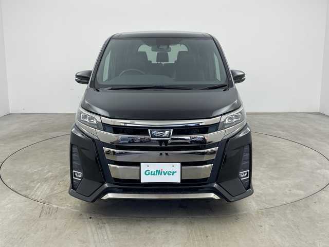 トヨタ ノア Si ダブルバイビー 兵庫県 2018(平30)年 6.3万km ブラック ・純正12インチリアフリップダウンモニター/・純正10インチナビ&TV&CD&DVD&SD&BT/・マルチインフォメーションディスプレイ/・バックカメラ/・クルーズコントロール/・両側パワースライドドア/・ビルトインETC/・前方ドライブレコーダー/・T-Connectナビ/・トヨタセーフティセンス/・プリクラッシュセーフティ/・レーンディパーチャーアラート/・アイドリングストップ/・ステアリングスイッチ/・プッシュスタート/・スマートキー/・スペアキー1本/・ハーフレザーシート/・助手席側シートバックテーブル/・純正ドアバイザー/・LEDヘッドライト/・LEDフォグランプ/・オートライト/・純正16インチホイール