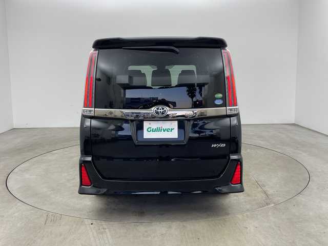 トヨタ ノア Si ダブルバイビー 兵庫県 2018(平30)年 6.3万km ブラック ・純正12インチリアフリップダウンモニター/・純正10インチナビ&TV&CD&DVD&SD&BT/・マルチインフォメーションディスプレイ/・バックカメラ/・クルーズコントロール/・両側パワースライドドア/・ビルトインETC/・前方ドライブレコーダー/・T-Connectナビ/・トヨタセーフティセンス/・プリクラッシュセーフティ/・レーンディパーチャーアラート/・アイドリングストップ/・ステアリングスイッチ/・プッシュスタート/・スマートキー/・スペアキー1本/・ハーフレザーシート/・助手席側シートバックテーブル/・純正ドアバイザー/・LEDヘッドライト/・LEDフォグランプ/・オートライト/・純正16インチホイール