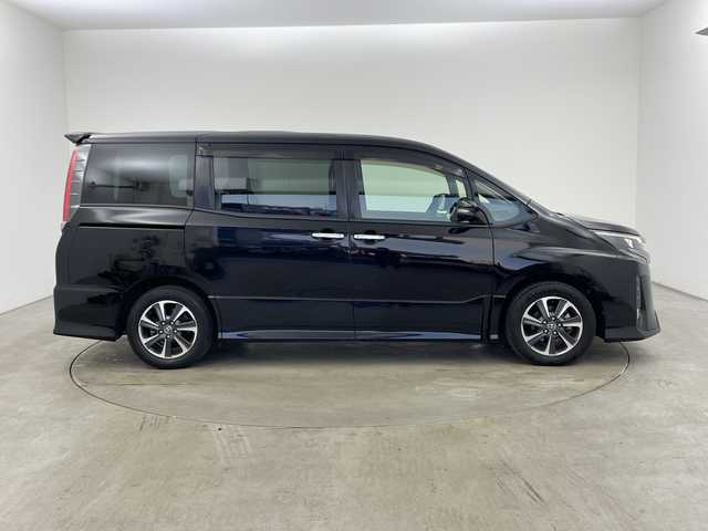 トヨタ ノア Si ダブルバイビー 兵庫県 2018(平30)年 6.3万km ブラック ・純正12インチリアフリップダウンモニター/・純正10インチナビ&TV&CD&DVD&SD&BT/・マルチインフォメーションディスプレイ/・バックカメラ/・クルーズコントロール/・両側パワースライドドア/・ビルトインETC/・前方ドライブレコーダー/・T-Connectナビ/・トヨタセーフティセンス/・プリクラッシュセーフティ/・レーンディパーチャーアラート/・アイドリングストップ/・ステアリングスイッチ/・プッシュスタート/・スマートキー/・スペアキー1本/・ハーフレザーシート/・助手席側シートバックテーブル/・純正ドアバイザー/・LEDヘッドライト/・LEDフォグランプ/・オートライト/・純正16インチホイール