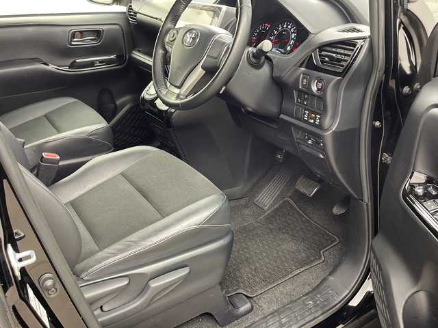 トヨタ ノア Si ダブルバイビー 兵庫県 2018(平30)年 6.3万km ブラック ・純正12インチリアフリップダウンモニター/・純正10インチナビ&TV&CD&DVD&SD&BT/・マルチインフォメーションディスプレイ/・バックカメラ/・クルーズコントロール/・両側パワースライドドア/・ビルトインETC/・前方ドライブレコーダー/・T-Connectナビ/・トヨタセーフティセンス/・プリクラッシュセーフティ/・レーンディパーチャーアラート/・アイドリングストップ/・ステアリングスイッチ/・プッシュスタート/・スマートキー/・スペアキー1本/・ハーフレザーシート/・助手席側シートバックテーブル/・純正ドアバイザー/・LEDヘッドライト/・LEDフォグランプ/・オートライト/・純正16インチホイール