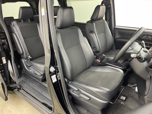 トヨタ ノア Si ダブルバイビー 兵庫県 2018(平30)年 6.3万km ブラック ・純正12インチリアフリップダウンモニター/・純正10インチナビ&TV&CD&DVD&SD&BT/・マルチインフォメーションディスプレイ/・バックカメラ/・クルーズコントロール/・両側パワースライドドア/・ビルトインETC/・前方ドライブレコーダー/・T-Connectナビ/・トヨタセーフティセンス/・プリクラッシュセーフティ/・レーンディパーチャーアラート/・アイドリングストップ/・ステアリングスイッチ/・プッシュスタート/・スマートキー/・スペアキー1本/・ハーフレザーシート/・助手席側シートバックテーブル/・純正ドアバイザー/・LEDヘッドライト/・LEDフォグランプ/・オートライト/・純正16インチホイール