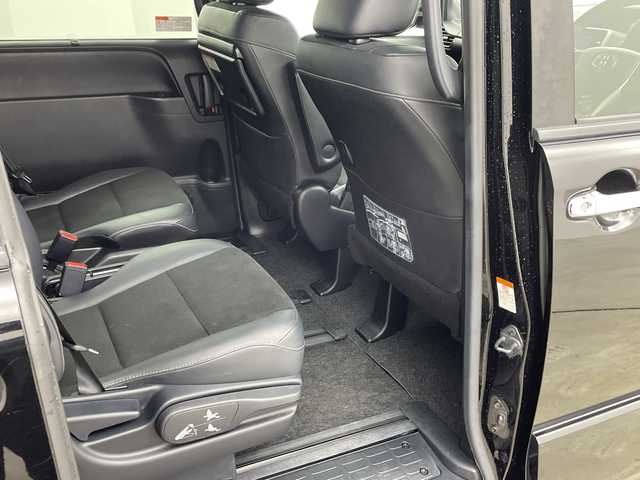 トヨタ ノア Si ダブルバイビー 兵庫県 2018(平30)年 6.3万km ブラック ・純正12インチリアフリップダウンモニター/・純正10インチナビ&TV&CD&DVD&SD&BT/・マルチインフォメーションディスプレイ/・バックカメラ/・クルーズコントロール/・両側パワースライドドア/・ビルトインETC/・前方ドライブレコーダー/・T-Connectナビ/・トヨタセーフティセンス/・プリクラッシュセーフティ/・レーンディパーチャーアラート/・アイドリングストップ/・ステアリングスイッチ/・プッシュスタート/・スマートキー/・スペアキー1本/・ハーフレザーシート/・助手席側シートバックテーブル/・純正ドアバイザー/・LEDヘッドライト/・LEDフォグランプ/・オートライト/・純正16インチホイール